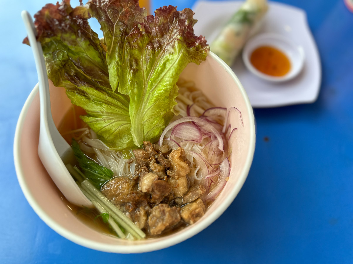 国産の牛すじや野菜を使った「牛すじのフォー」650円をランチセット+250円(生春巻きとソフトドリンク)で注文