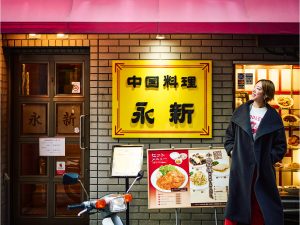 町中華らしい赤いオーニングに、洋風なアーチ窓や鉄柵というミックス感が、昭和の風情を感じさせる