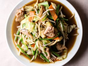 季節によってキャベツの切り方を変えるという「野菜炒め」