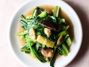 上湯とあさりの旨味にニンニクを利かせた「むきあさり小松菜炒め」