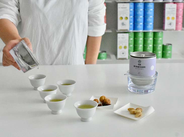 壁一面にずらりと並ぶカラフルな茶筒は全20種、ほかにコラボ商品や季節限定商品、オリジナルの器やお茶道具も