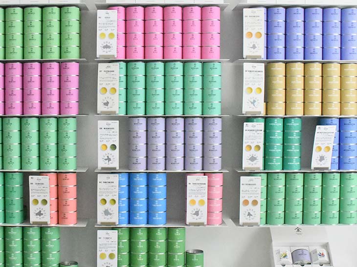 65品種に65種類のカラーバリエーションがある茶筒の巻紙。スタッキングできる無駄のないフォルムと、置くだけでサマになるデザイン性はさすが!
