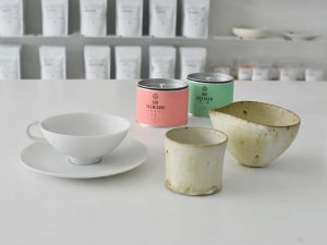 斬新なカラーリングのお茶缶と、さまざまな作家の茶道具も取り扱っています［食楽web］