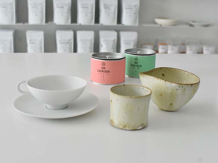 斬新なカラーリングのお茶缶と、さまざまな作家の茶道具も取り扱っています［食楽web］