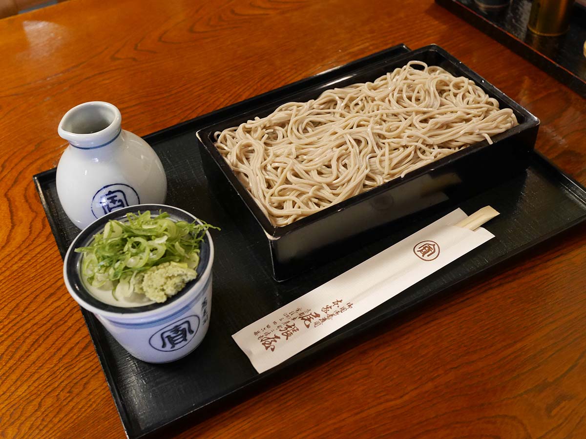 「せいろ」1100円。北海道音威子府産のそば粉を使って毎朝製麺し、コシと香りを楽しめるよう注文を受けてから湯がいている。味の決め手となるのは京都の名水。井戸から汲み上げられる比叡山水系の伏流水で、そばや出汁を作っている