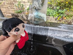 「鳥居をくぐる前に、鮎の手水舎で清めてね」