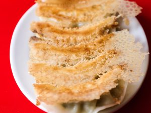大ぶりな「焼餃子」は野菜たっぷりのあっさり系。開業時は珍しかった羽根付きタイプ［食楽web］