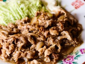 常陸の輝き」の豚こま肉と炒めた玉ネギ、特製ダレの甘みが優しく調和する「焼き肉」