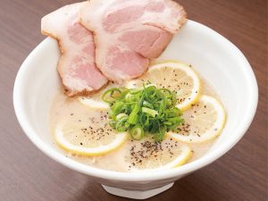 『麺也オールウェイズ』の「レモンとんこつラーメン」1050円（※価格は全て税込）