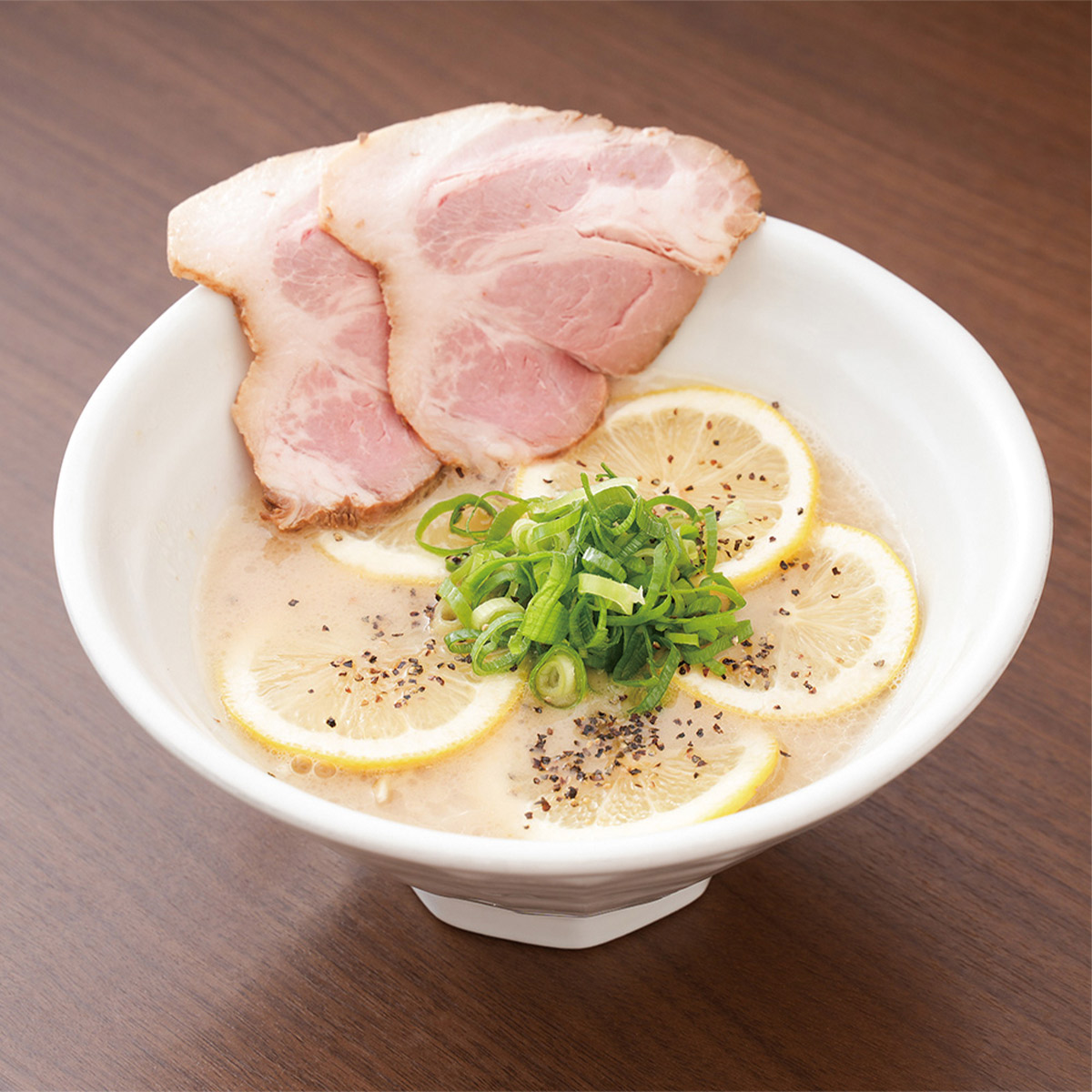 『麺也オールウェイズ』の「レモンとんこつラーメン」1050円(※価格は全て税込)
