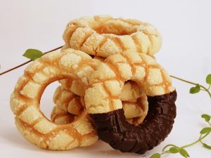 『メロンパン専門店カシェット』の「メロンリング」331円、「チョコメロンリング」391円［食楽web］