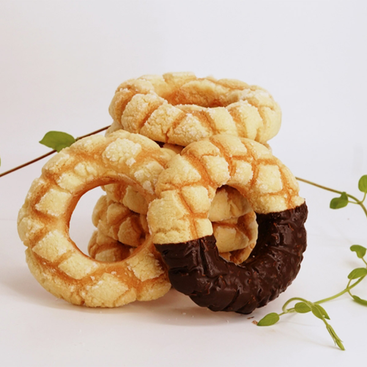 『メロンパン専門店カシェット』の「メロンリング」331円、「チョコメロンリング」391円［食楽web］