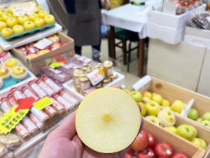 お母さんとの会話を楽しみながらのお買いものが楽しい。その場で試食させてくれることも。青森に行ったらぜひ行ってみてください