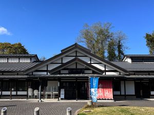 「道の駅 とわだ」に併設されている「南部裂織保存会」では、お買い物も出来ますし、事前予約で（タイミング良ければ当日でも）体験も出来るので、とてもオススメな場所です。