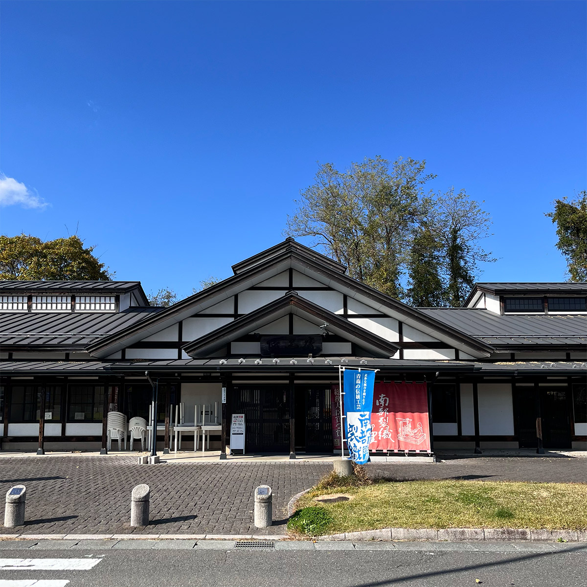 「道の駅 とわだ」に併設されている「南部裂織保存会」では、お買い物も出来ますし、事前予約で(タイミング良ければ当日でも)体験も出来るので、とてもオススメな場所です。