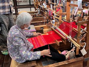 熟練の職人さんの作業を見せてもらいましたが、北国らしい風情ある景色です。思いの外に力が必要な作業で、さらに頭が下がります。