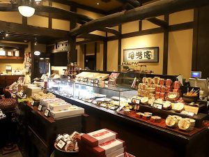 売店内には美味しそうな和菓子がもちろんいっぱい