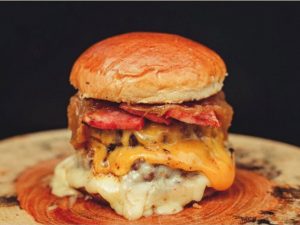 『HOWL DELI～ハウルデリ～』の「ビーフ100％ベーコンチーズバーガー」1300円