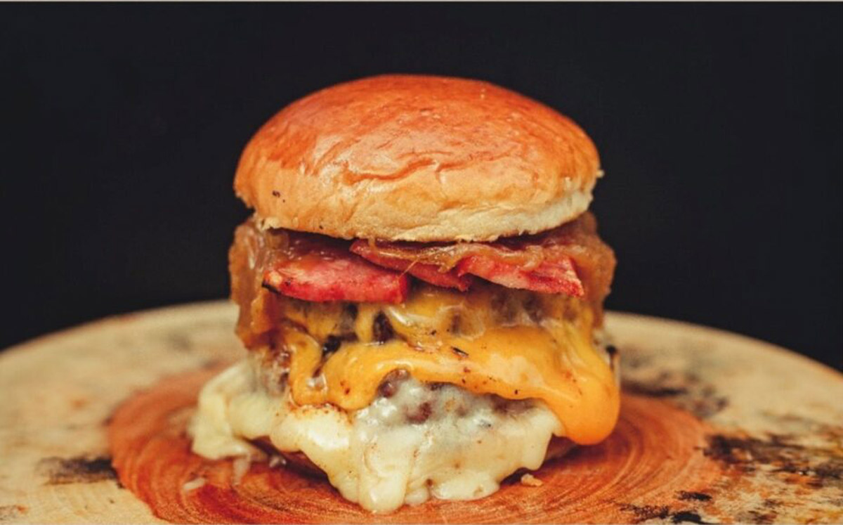 『HOWL DELI~ハウルデリ~』の「ビーフ100%ベーコンチーズバーガー」1300円