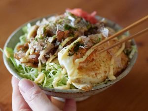 【土曜のお昼は丼めし】お好み焼きを丼ごはんにアレンジした「豚玉お好み焼き丼」レシピ