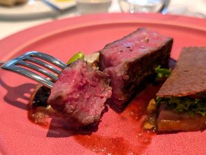 赤身と霜降りのバランスのよい一皿 ［食楽web］