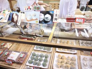 豆餅以外にも草餅や季節の和菓子なども多数ラインナップ