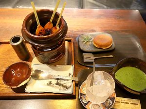 「炙りみたらし」3本セット、バニラアイス添え。ドリンクセット2035円、「どら焼き」330円