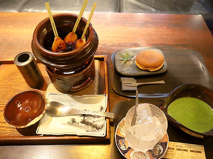「炙りみたらし」3本セット、バニラアイス添え。ドリンクセット2035円、「どら焼き」330円