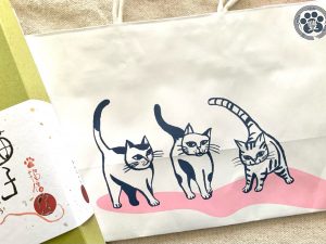 袋の底に「NoCatNo Life 」と書いてあったり、裏が猫の後ろ姿だったり猫愛を感じるショッパー