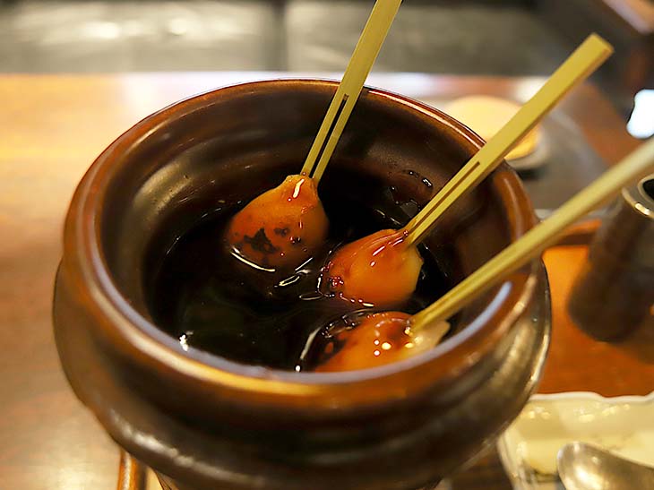 壺の中には見たことないくらいたっぷりのみたらしのタレ ［食楽web］