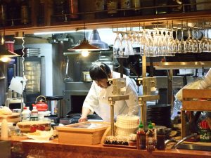 フォレストコーヒーのマスター今宮義昭さん。イベントは大盛況、常に調理していました