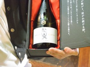 飲み終わるか終わらないかの絶妙なタイミングでふたつ目の隠し酒を持ってくる佐藤さん。「飛鸞 絆(KIZUNA)」