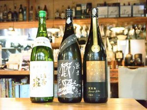 『フォレストコーヒー』が今回仕入れたお酒と一杯サービスのお酒を紹介。左から「満寿泉 マス印 からくち」「櫛羅 純米80無濾過生原酒」「寒菊 電照菊 山田錦50 純米大吟醸 無濾過生原酒」