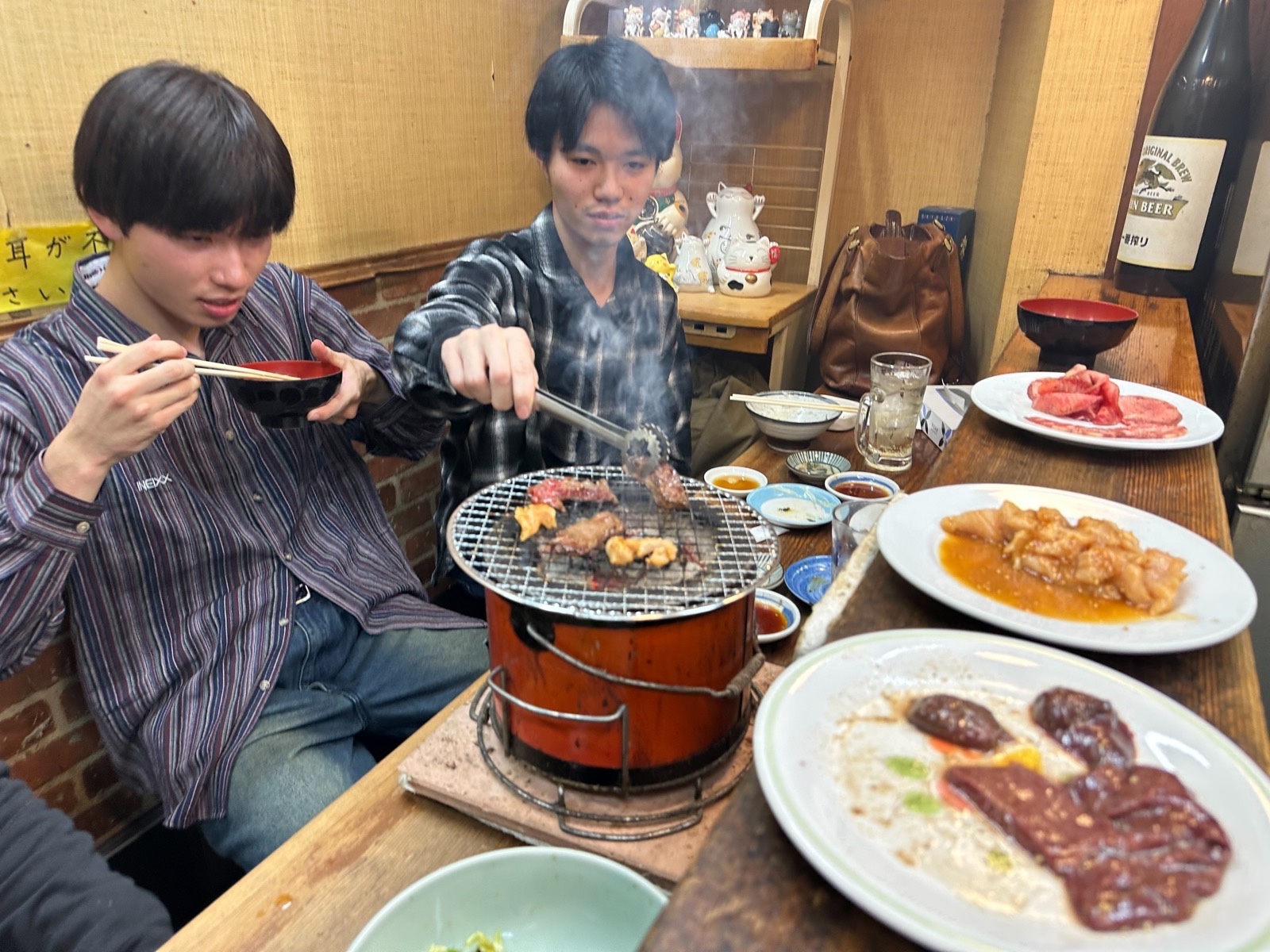 今夜も賑わう店内