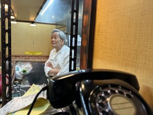 賑やかな店内に予約で鳴る黒電話に昭和を感じて