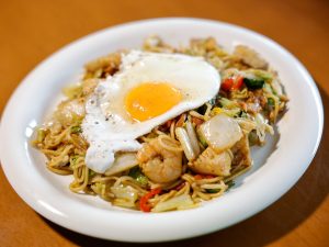 漬物の食感と味わいが絶妙な「漬物やきそば」750円