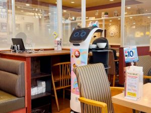 猫型ロボット「ベラボット」は優秀なスタッフ！ ［食楽web］