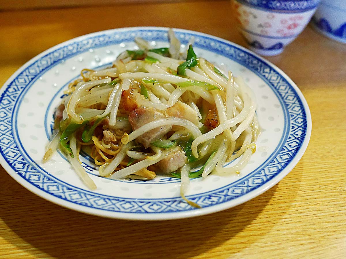 「中華粥セット」1320円。写真は焼きそば ［食楽web］