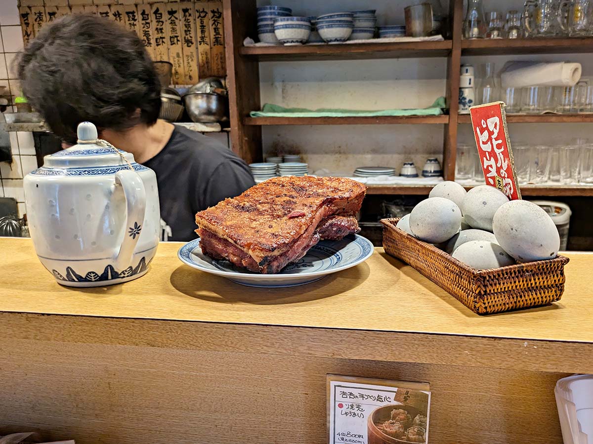 カウンターに並ぶ惣菜