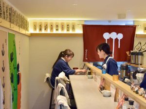 気さくなスタッフたちが美味しいごはんをアドバイス