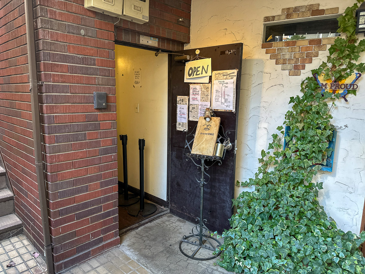 店の入口ですが、すぐには店内に入れません。待ちます