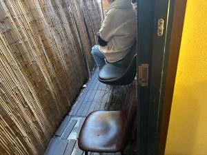 次の待ちスペースは外。冬の今はとても寒いので厚着＆カイロを持って行きましょう