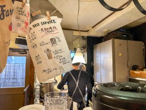 店主・岩崎裕繁さんのワンオペなので、お水やエプロン、フォーク・スプーンなどはセルフサービス