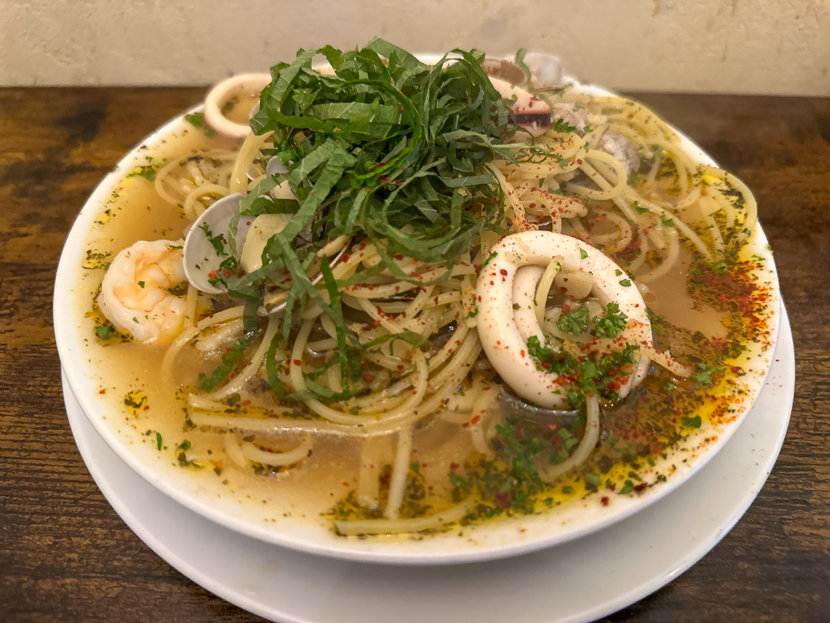 パスタの量は普通で130g。通常の店の大盛りなので、少食の方は少なめ90gで注文を!