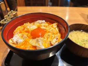 【新宿グルメ】新宿で一度は味わいたい「究極の親子丼」とは？ 小滝橋通りの行列店『鶏Dining＆ Bar Goto』に行ってきた