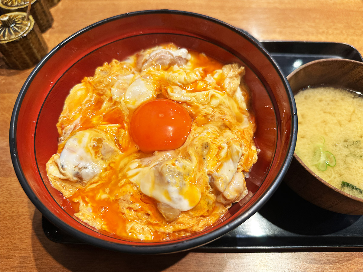 「究極の親子丼」1100円。お味噌汁とお漬物がついてきます
