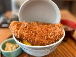 1時間待ちでも食べる価値はある！？ 池袋で長蛇の列に並び『とんかつ丸七』の“とじない極厚かつ丼”を味わってきた