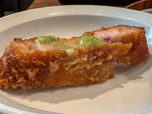 卓上にある茎わさび、七味唐辛子、硫黄塩、特製タレなどで味変するのも楽しい［食楽web］