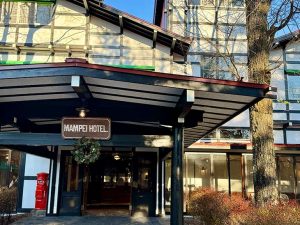 改修後の外観。壁や屋根の塗装は当時の色を忠実に再現。入り口にあった階段をなくし、全体をなだらかなスローブにし、バリアフリー対応に変えている