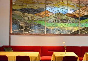 アルプス館1階のメインダイニングルーム ［食楽web］